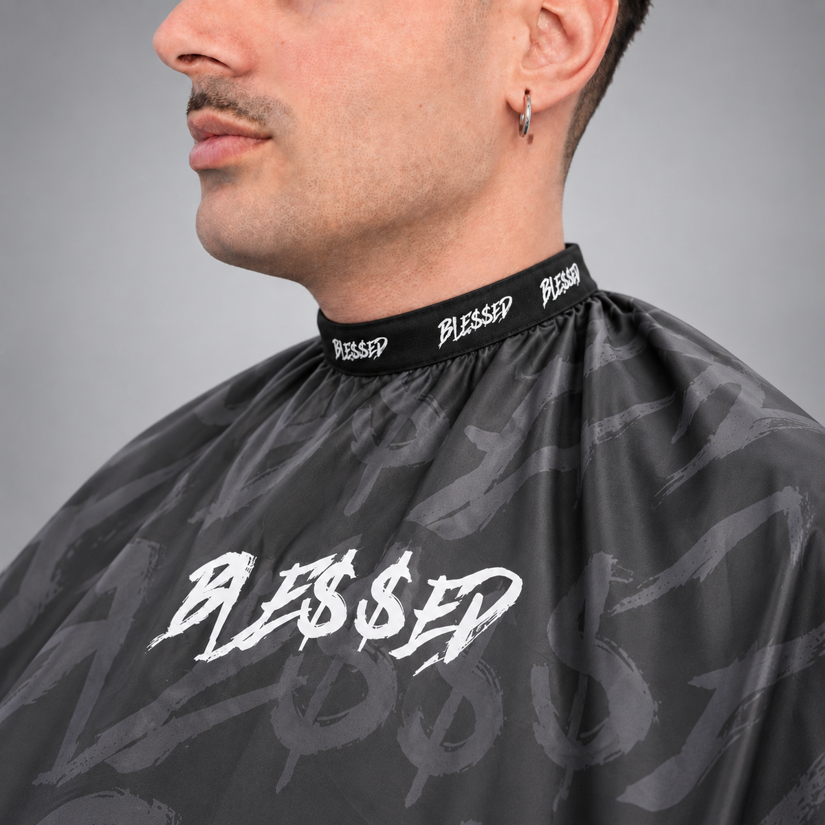 Capa de Corte Profesional Blessed Dollar Gris Graffiti (140 x 170 cm)