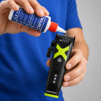 Aplicación de gotas de aceite lubricante Wahl en las cuchillas de una máquina cortapelo