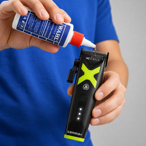 Aplicación de gotas de aceite lubricante Wahl en las cuchillas de una máquina cortapelo