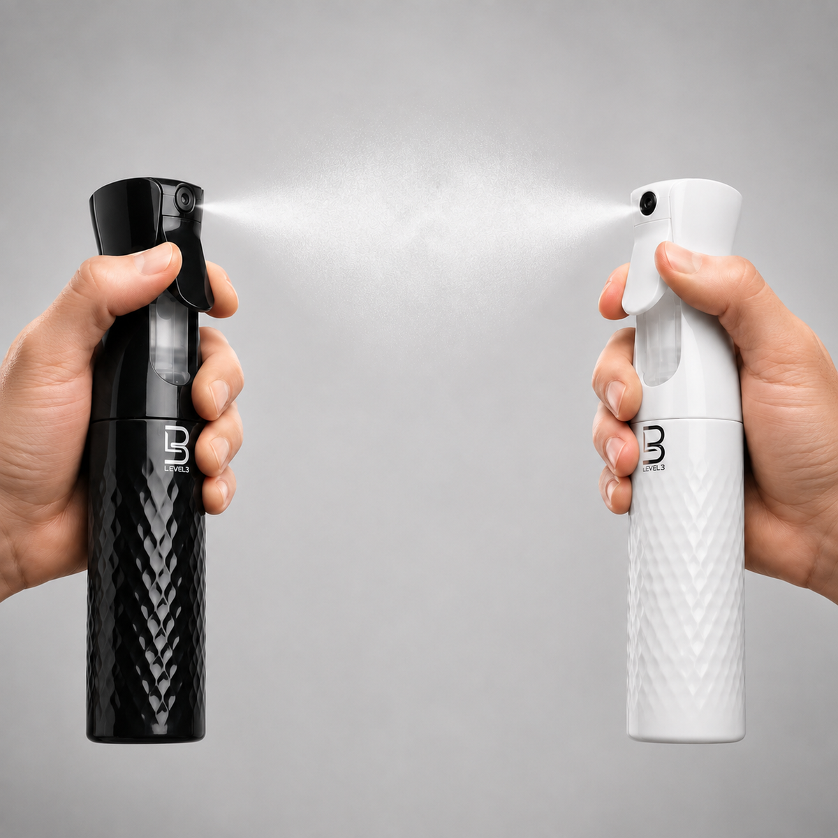 Pulverización de bruma fina con botellas pulverizadoras biseladas L3VEL3 en color blanco y negro