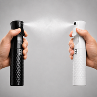 Pulverización de bruma fina con botellas pulverizadoras biseladas L3VEL3 en color blanco y negro