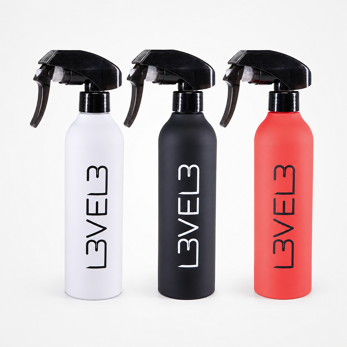 Colección de botellas pulverizadoras de bruma continua L3VEL3 de 300 ml en blanco, negro y rojo