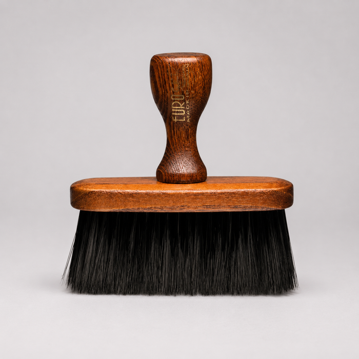 Cepillo quitapelos para cuello Ragnar con mango ergonómico de madera natural para barbería