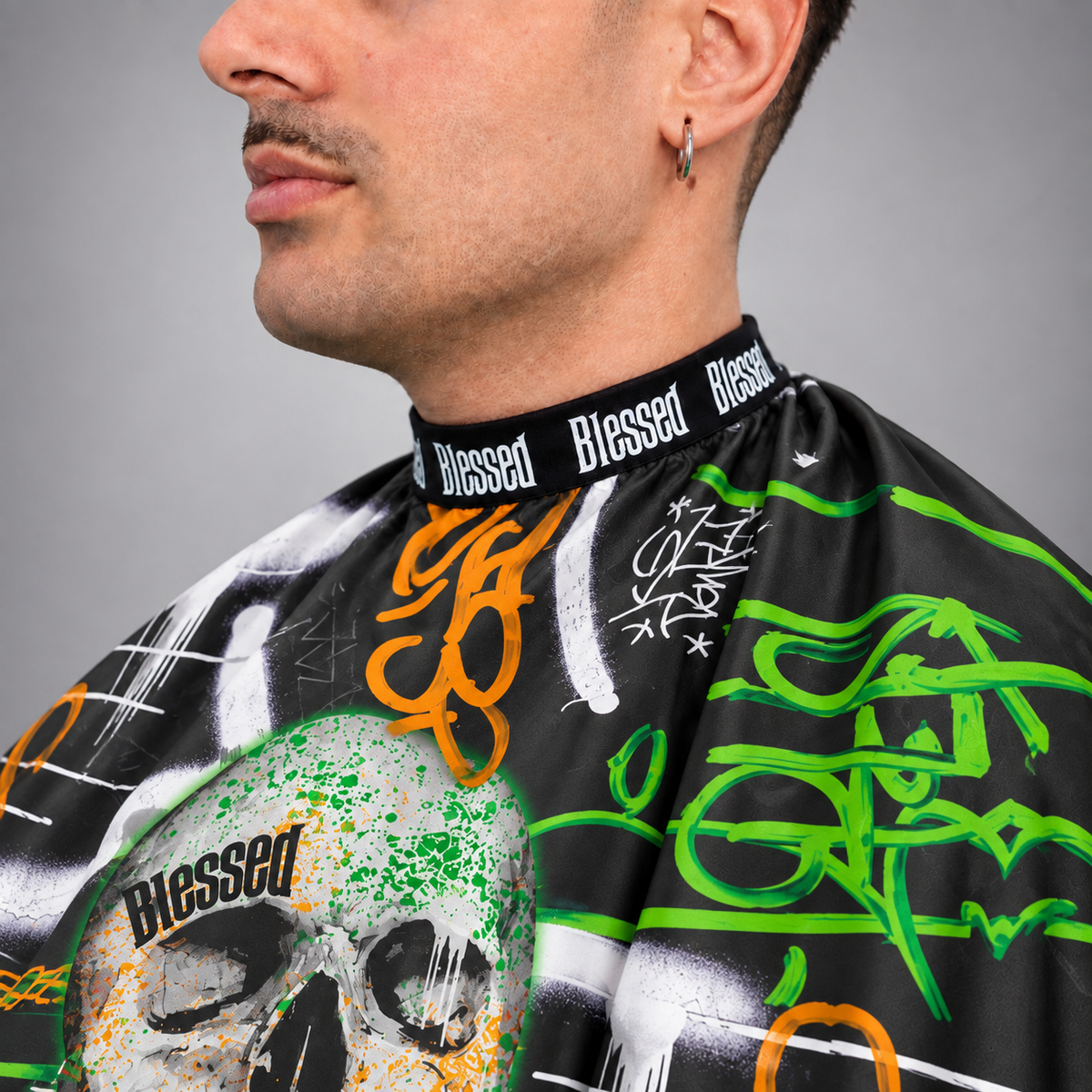 Capa de Corte Profesional Blessed Calavera Verde Graffiti (140 x 170 cm)
