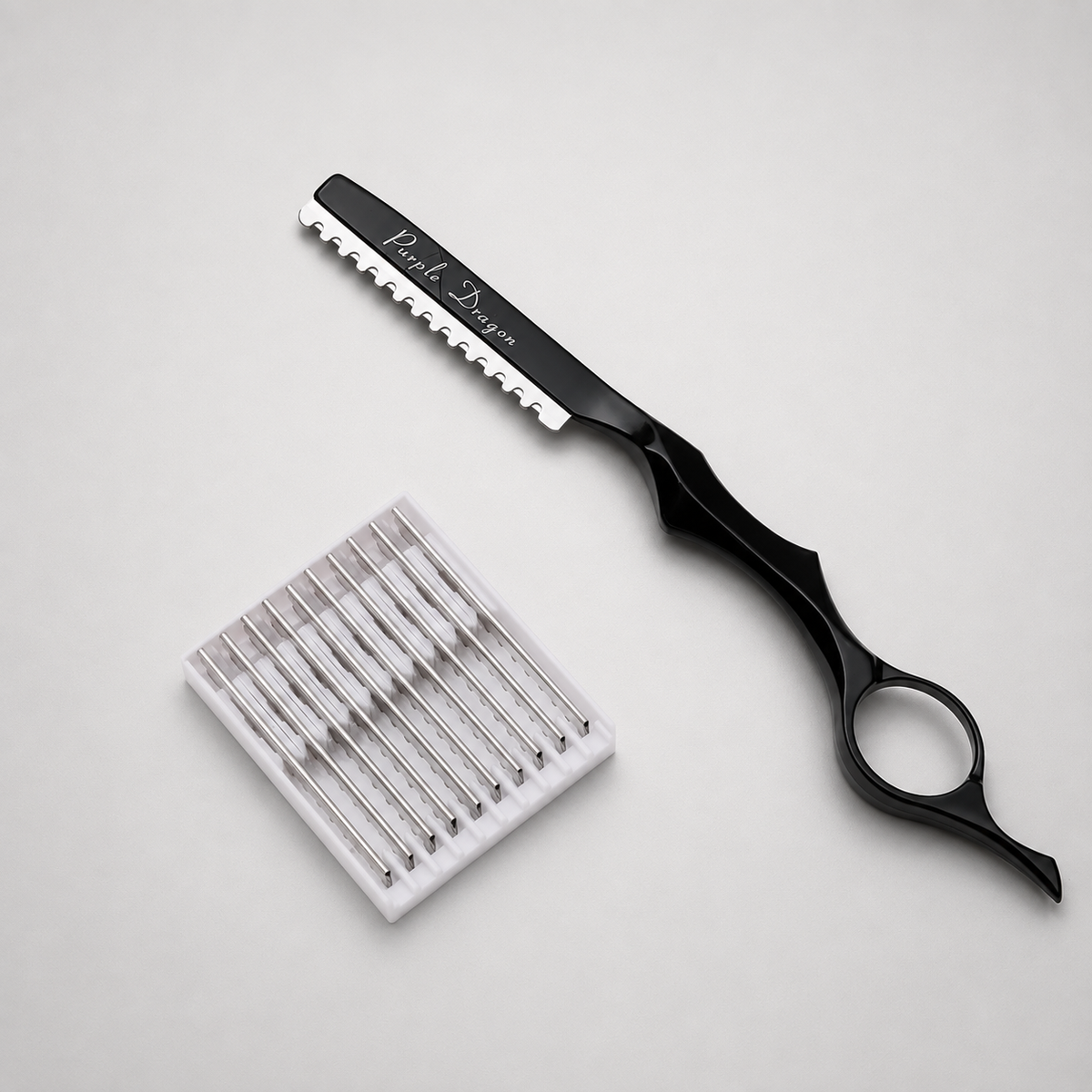 Navaja japonesa para esculpir y vaciar cabello en acabado negro mate