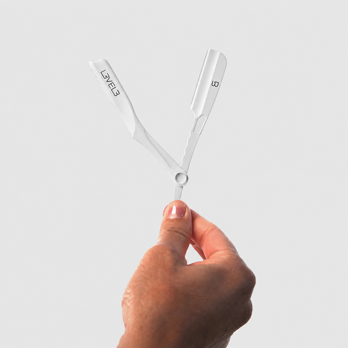 Navaja de afeitar profesional de acero L3VEL3 Milly Clutch en color blanco