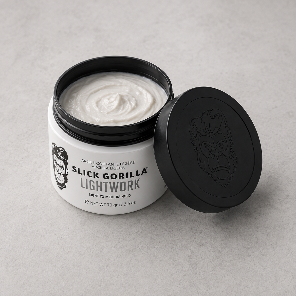 Textura cremosa de la pomada de arcilla Slick Gorilla Lightwork en envase abierto