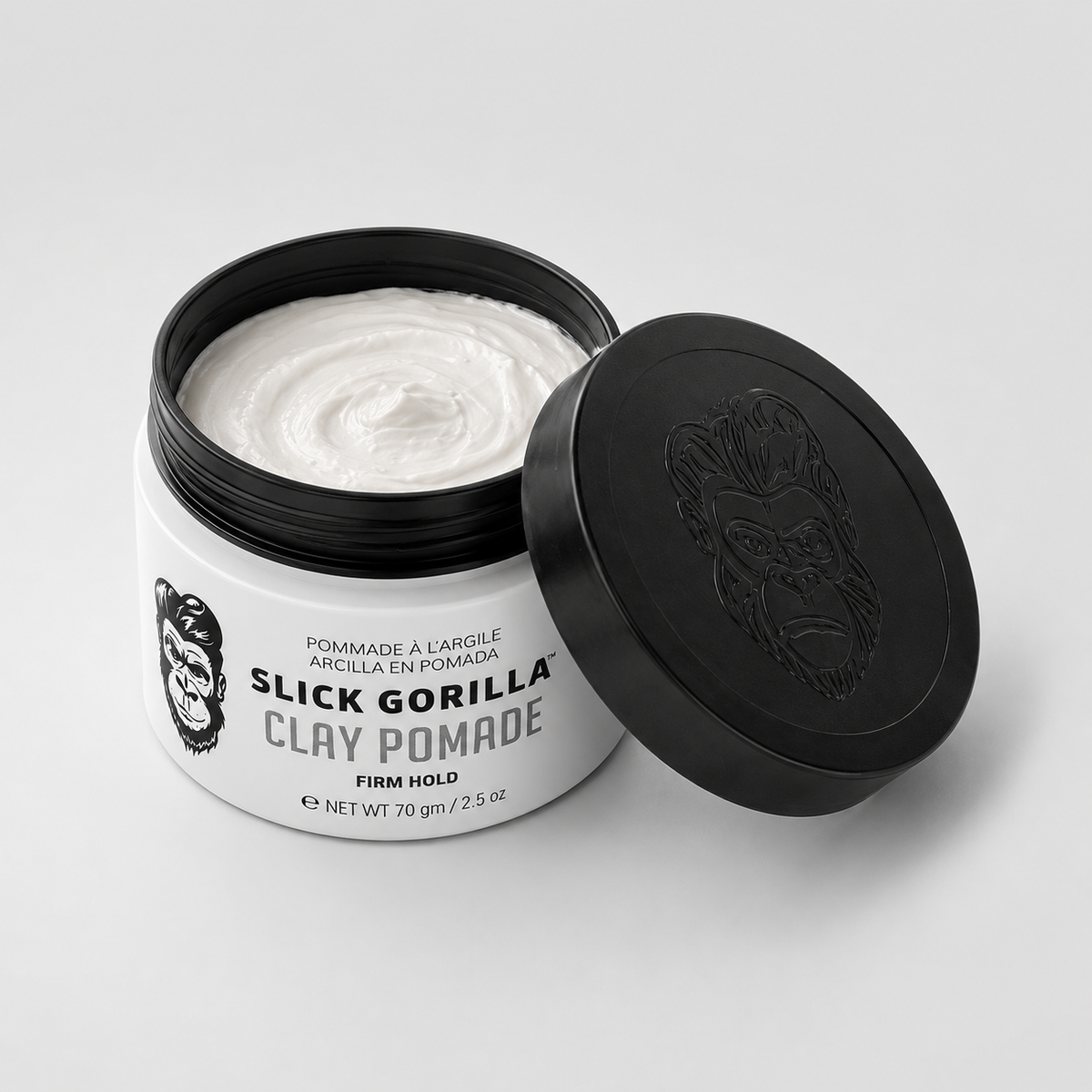 Textura densa de la arcilla fijadora Slick Gorilla Clay Pomade en envase abierto